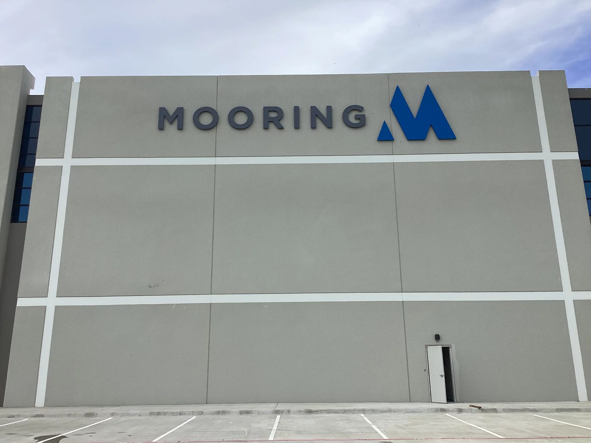 How Custom Building Signs in Dallas Drive Foot Traffic and Sales