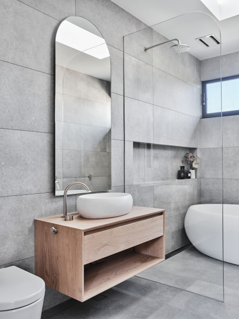 Add Frameless Shower Screens to Make it More Attractive