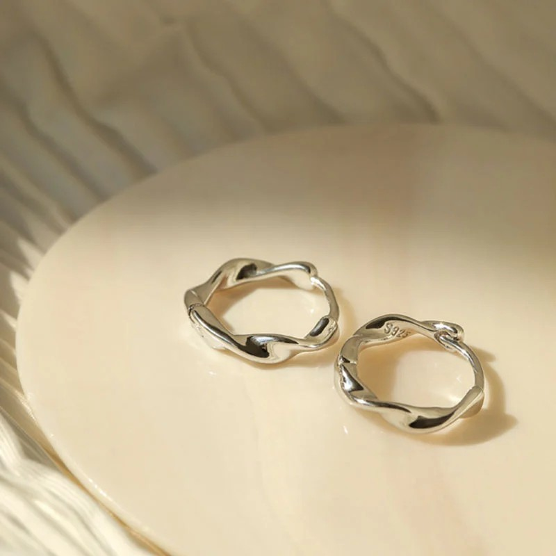 Why Is Silver Wholesale Jewelry So Attractive
