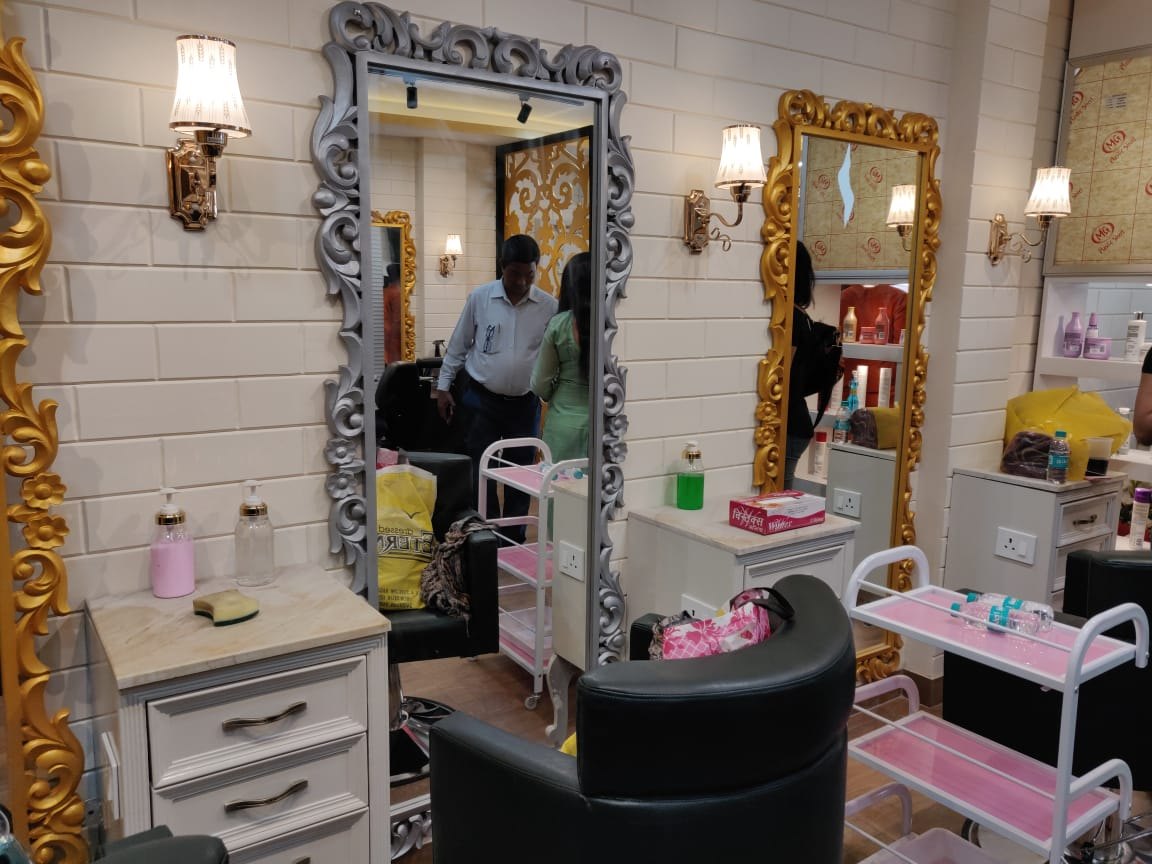 Unlock Your Beauty Potential with Top Parlour Courses Near Me