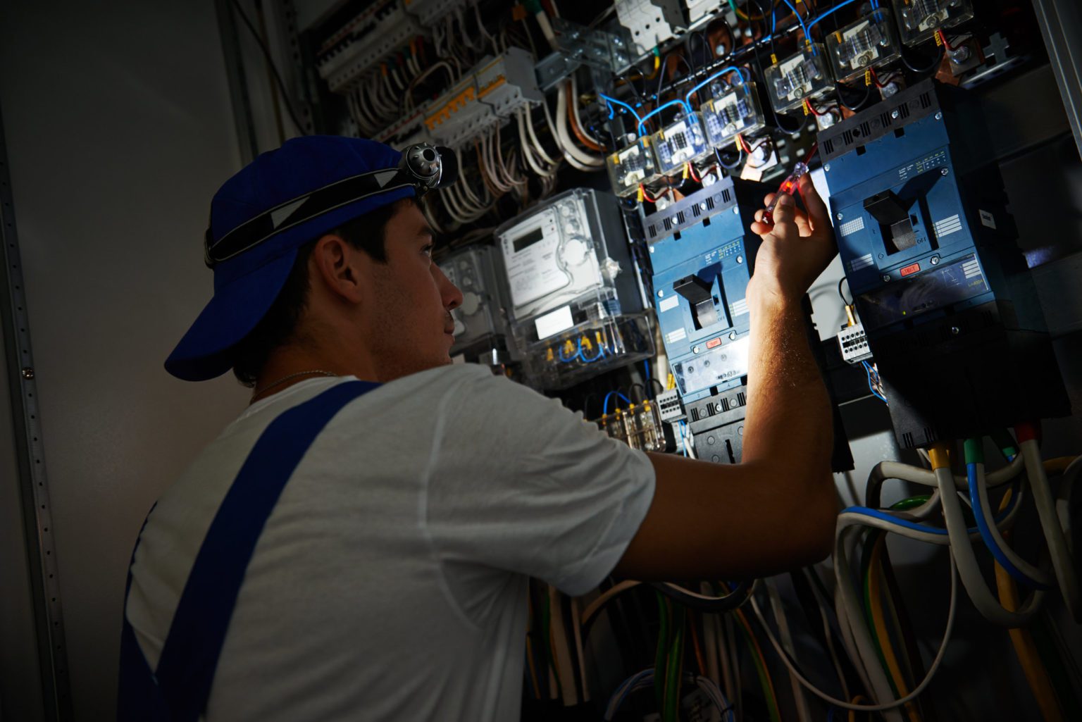 How to Find a Qualified Industrial Electrician