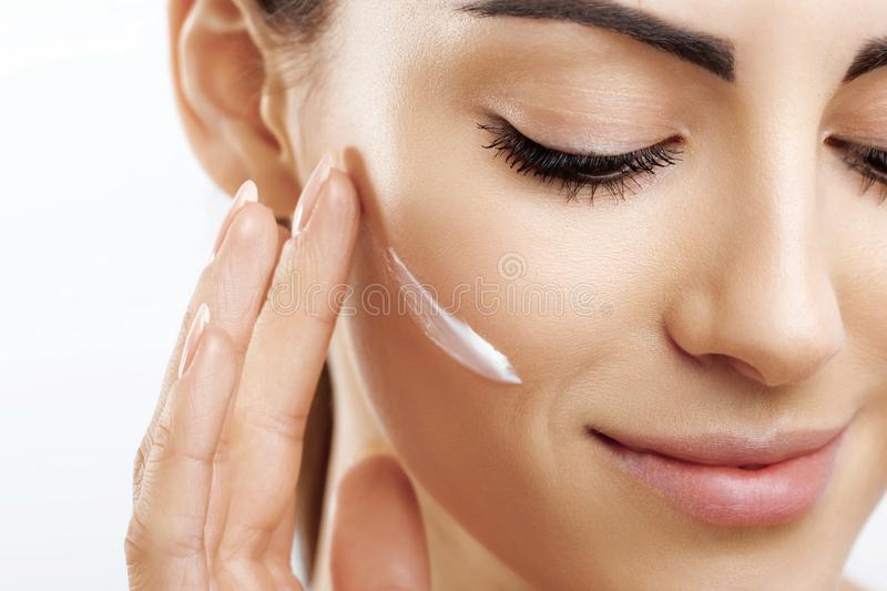 DYSKN Anti-Aging Cream Reviews : Working, Benefits, Pros-Cons And Where to Buy?