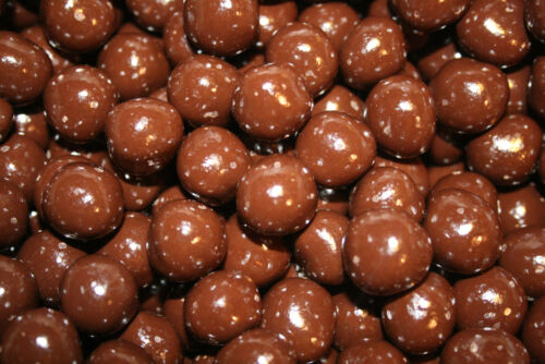Dragee chocolate nuts