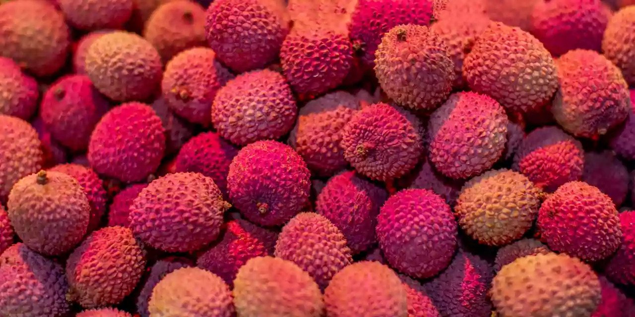 What Does Lychee Taste Like? & How To Eat It 