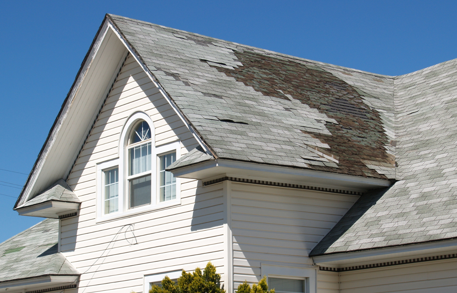 Spotting the Signs Your Roof Requires Restoration