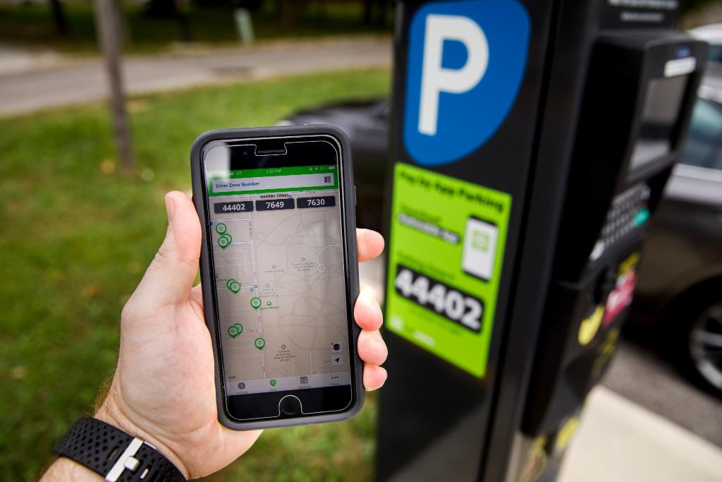 Benefits of a Smartphone App for Parking Services | Helpful Insight