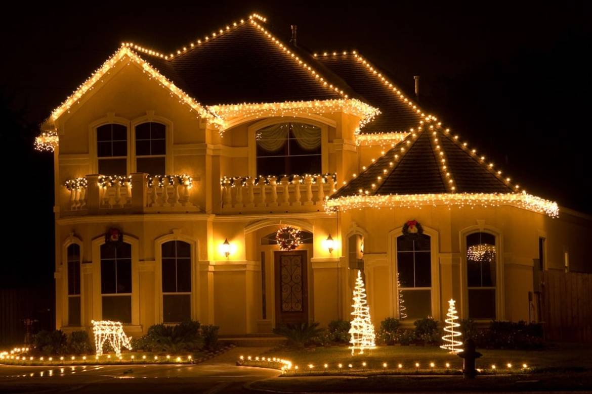 Outdoor Christmas Lighting Services: Types for Commercial Property