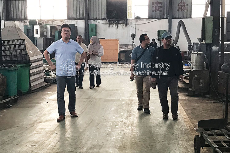 Organic fertilizer manufacturers use granulators to produce commercial organic fertilizer