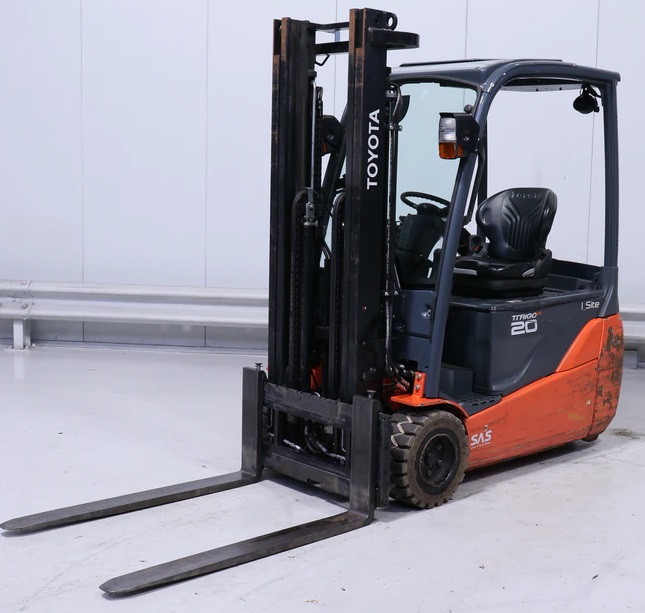 Understanding the Key Differences between VNA and Articulated Forklifts: 5 Benefits of Articulated Forklifts