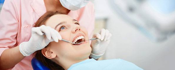 Who should perform the dental implant procedure?