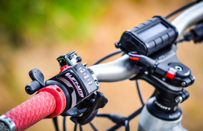 How does the throttle work on an electric bike?