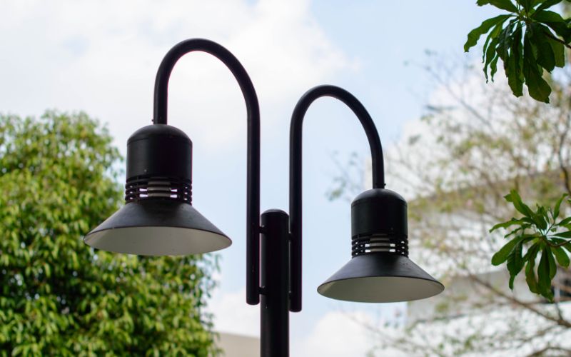 Can street lights cause problems with the internet?