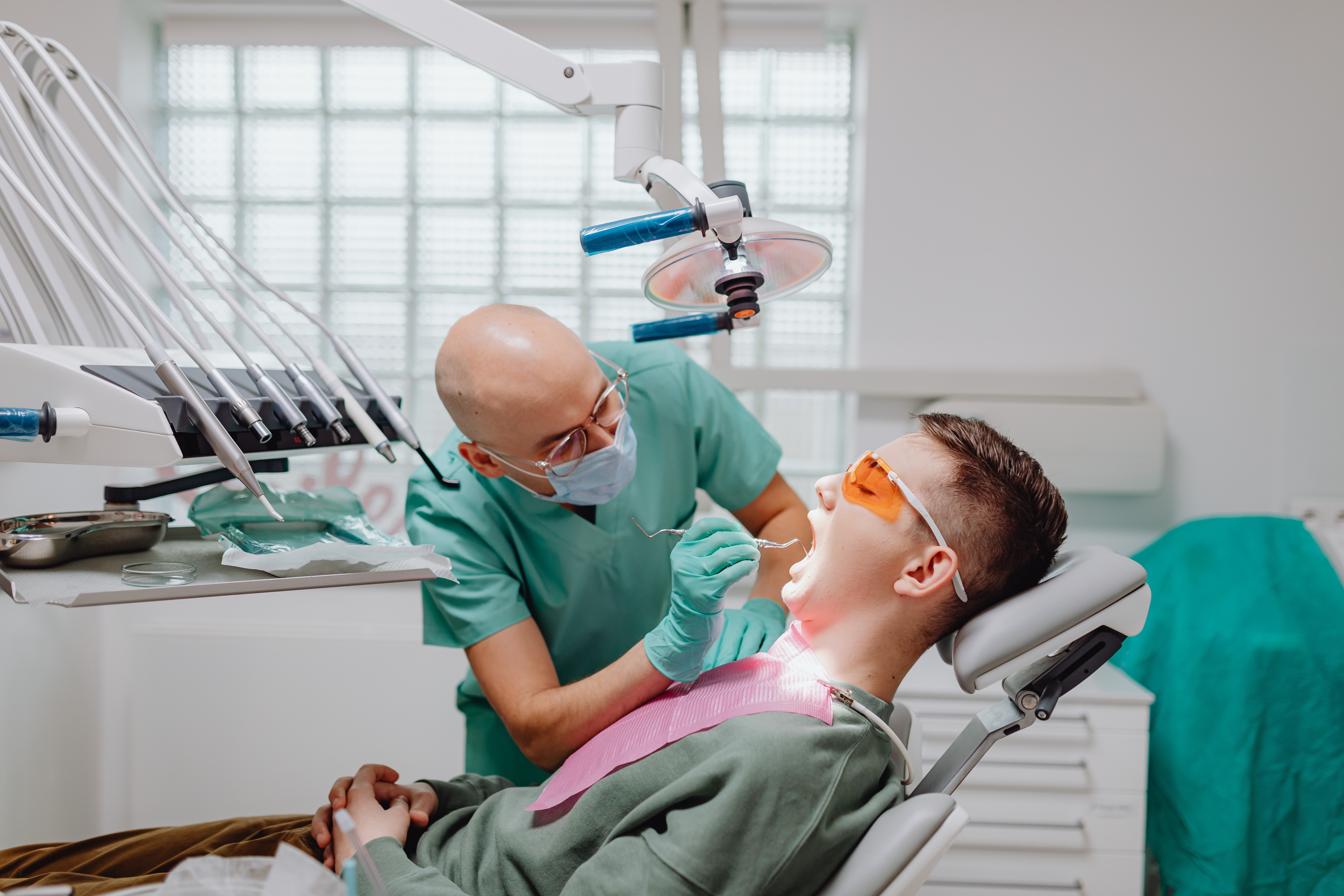 What causes gum pain, and how to deal with these issues