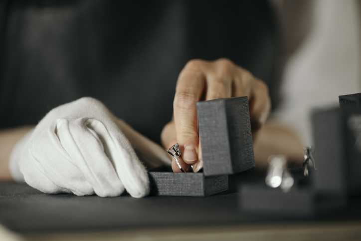 Best Diamond Jewellery Store: Where to Buy Online in the UK (2023)