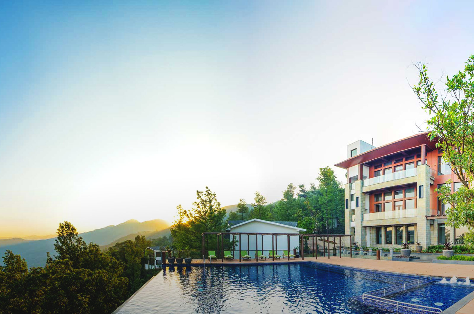 There are luxury hotels in Chikmagalur: