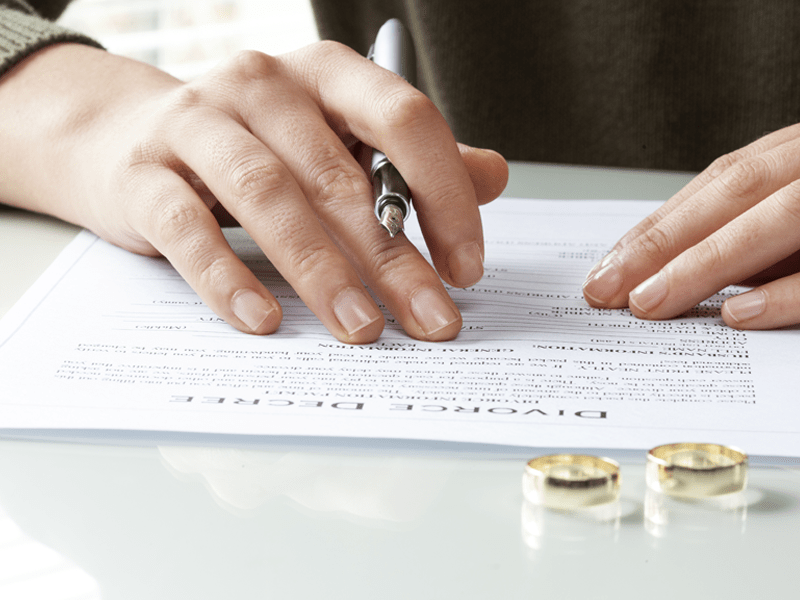 Should I Hire a Lawyer or Use a Mediator For My Divorce?