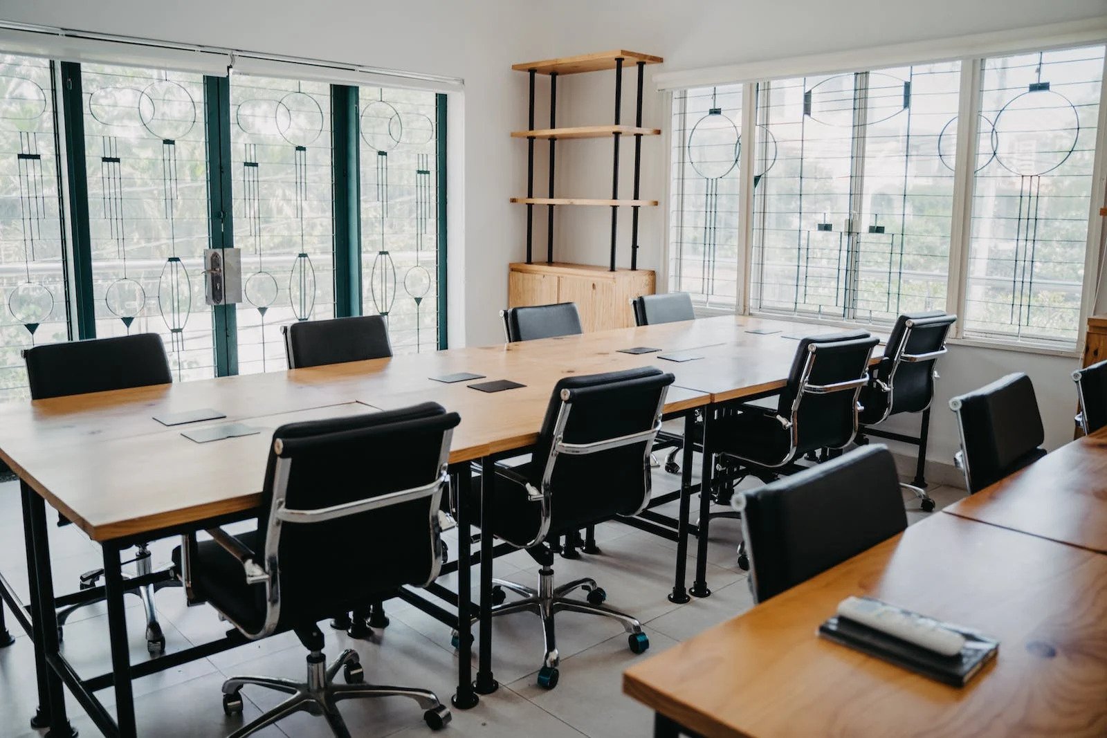 The Beauty of Minimalism: How to Create a Relaxed and Productive Office Environment