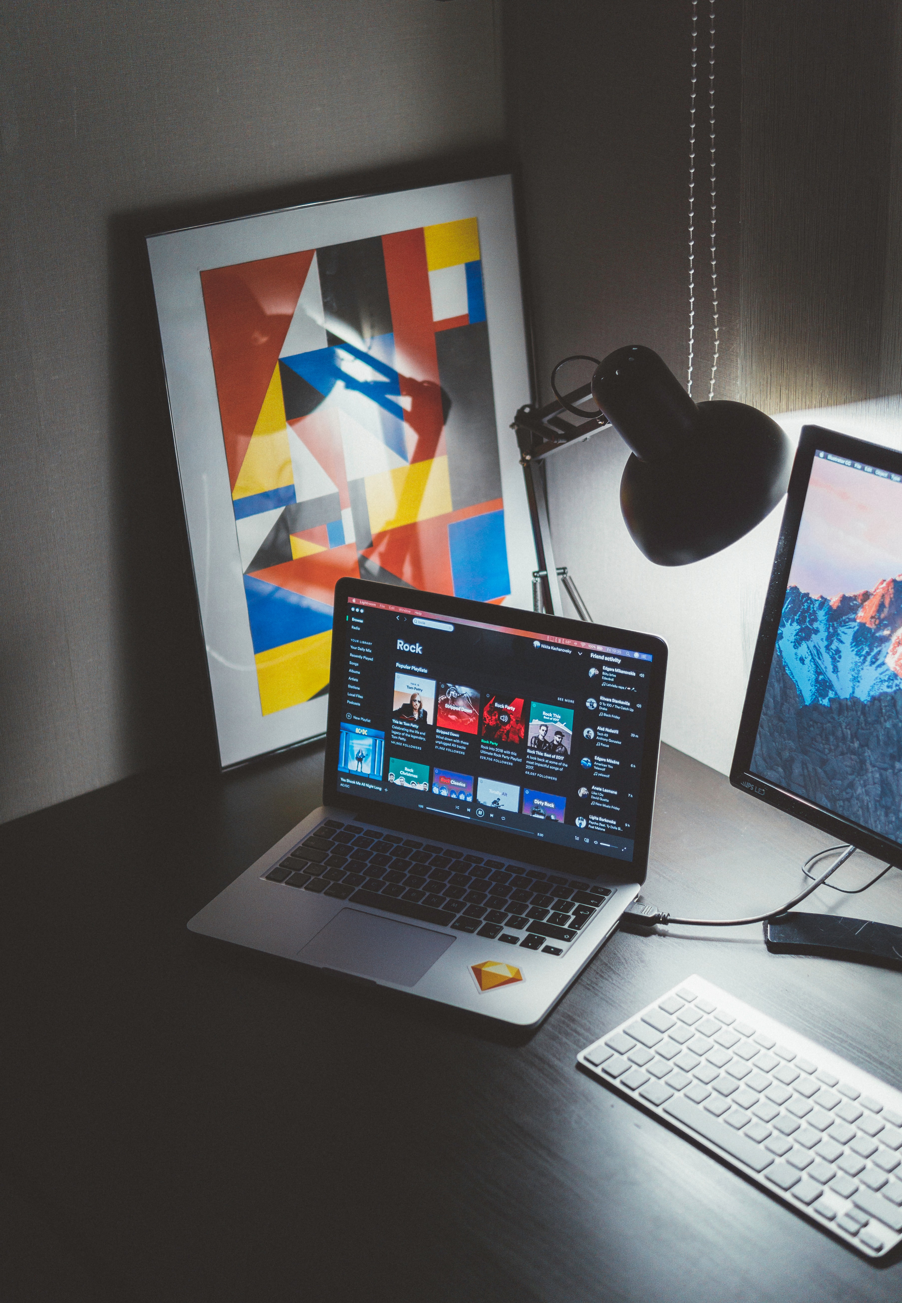 Is there any short-term diploma course in graphic designing?