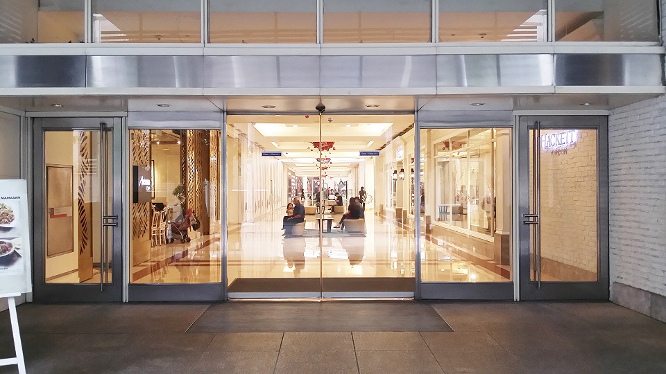 What is the installation process for an automatic sensor door?
