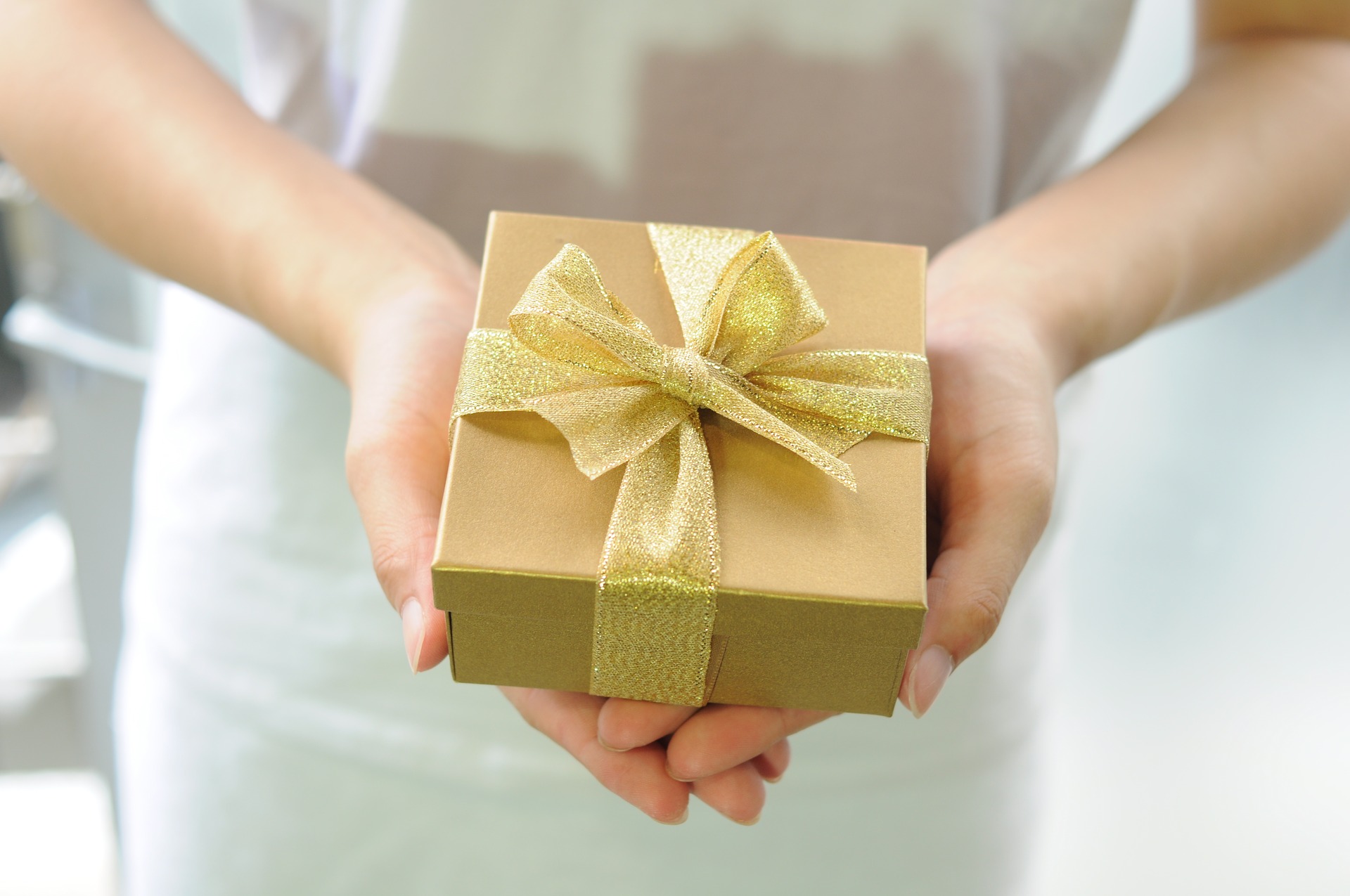 11 Best Sobriety Gifts to Celebrate Your Friend's Recovery