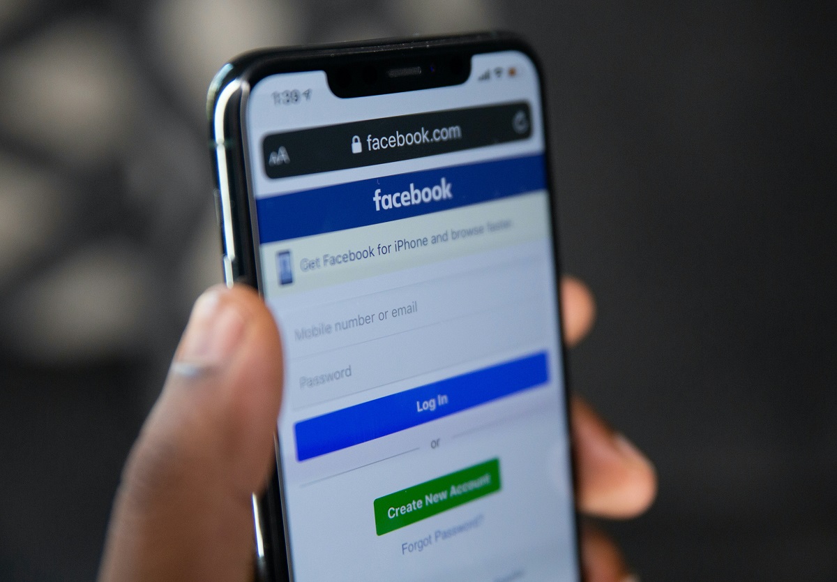 Elevate Your Social Media Presence: Famoid's Facebook Bio Generator Explained