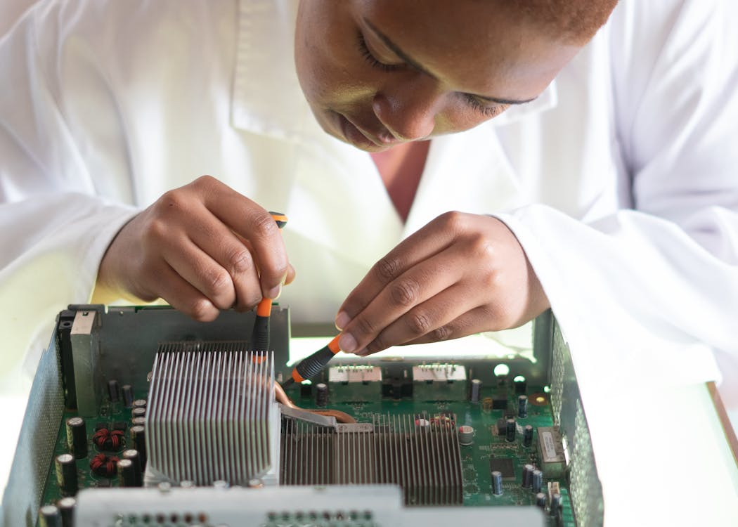 Outsourced Semiconductor Assembly And Testing  Market Competitve Landscape 2024-2033 – Major Players and Strategies