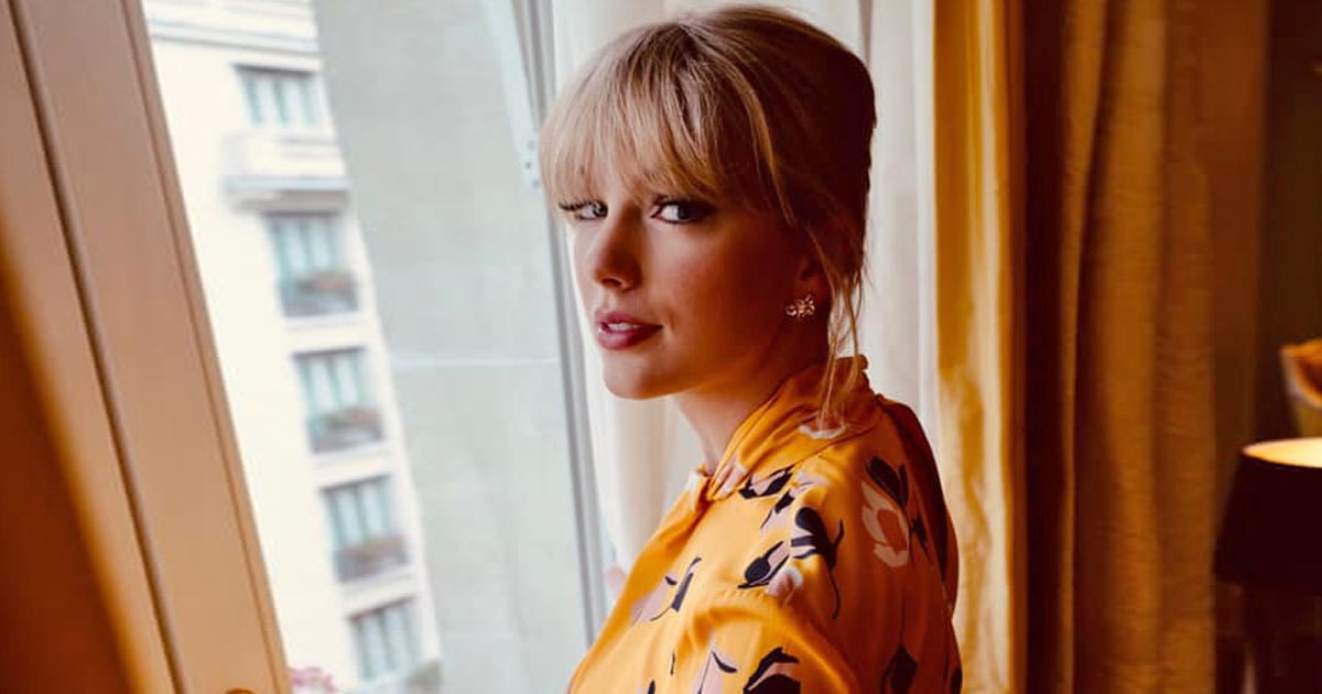 When Taylor Swift Flaunted Her Smooth & S*xy Legs In A High Slit Outfit With A Plunging Neckline At The Red Carpet Of Oscars 2016 & We Screamed, “You’re So Gorgeous”!