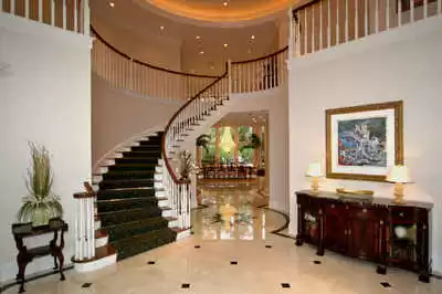 What expertise should a general contractor possess in Houston?