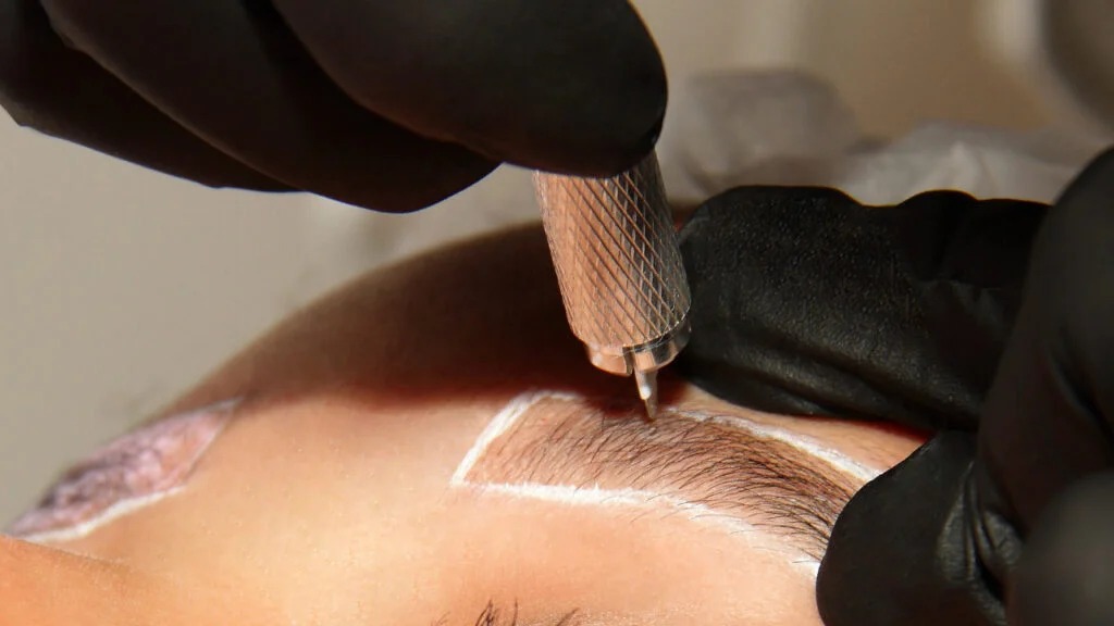 Take 3 Beauties Courses to Learn the Art of Eyelash Extensions!