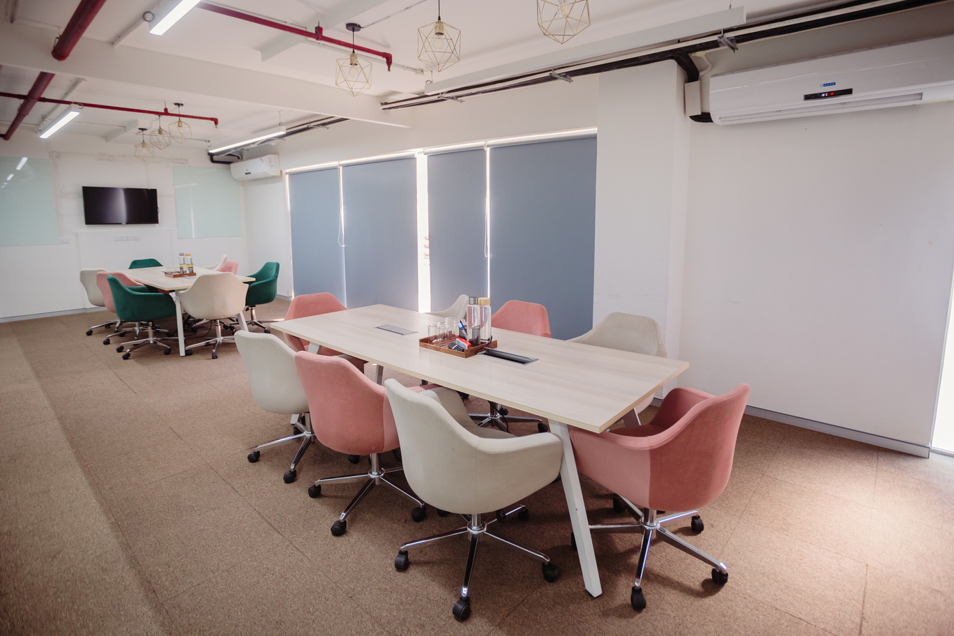 WHY ENTREPRENEURS THRIVE AT COWORKING OFFICE SPACES?
