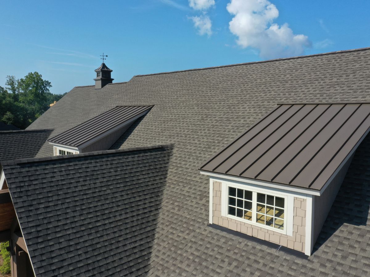What are the differences between a roofing company and a roofing contractor?