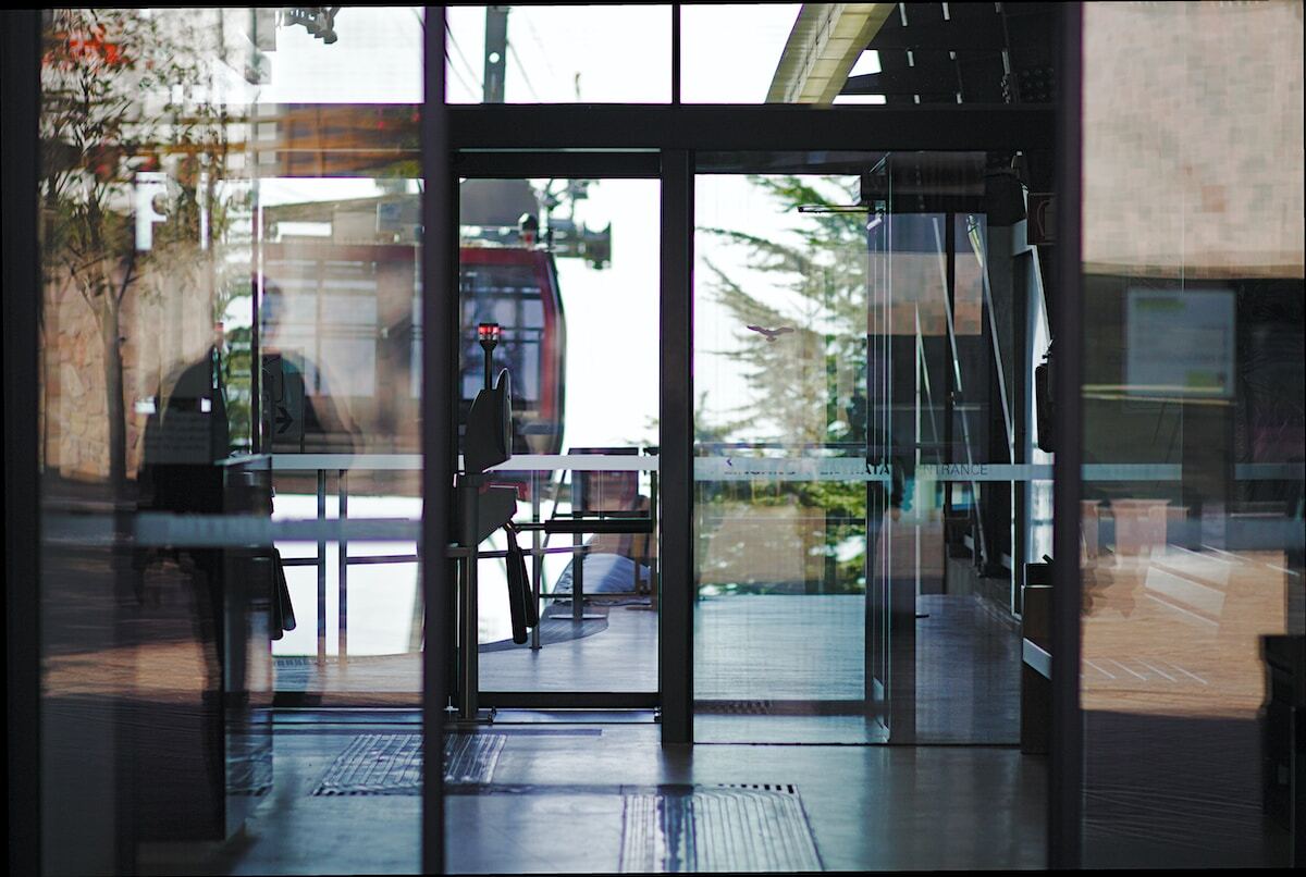 How Sliding Doors Optimise Commercial Interiors?