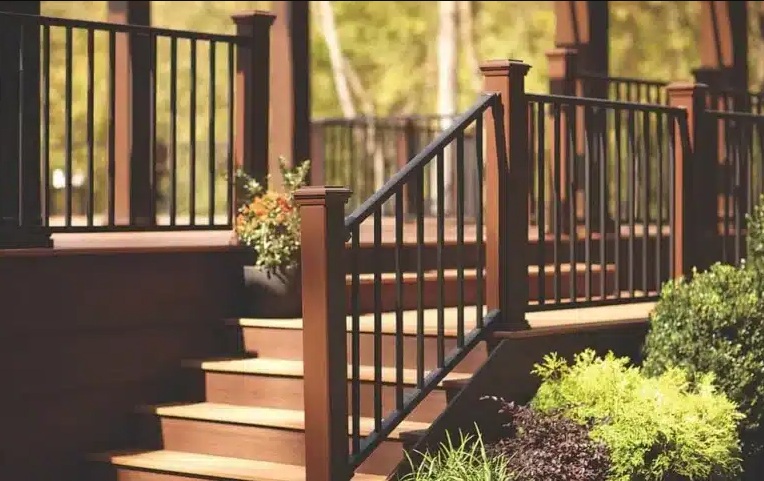 How Custom Deck Railing Blends Aesthetic Appeal With Functional Safety?