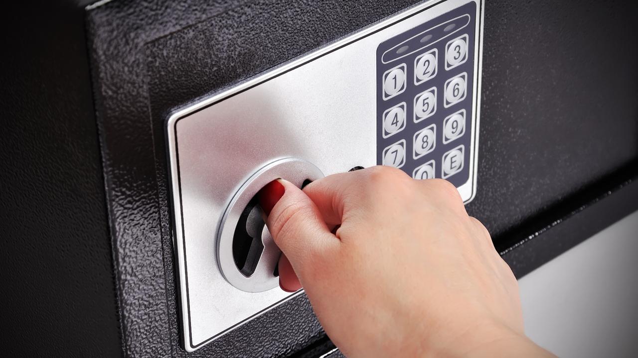 Key Factors to Consider When Hiring a Safe Technician