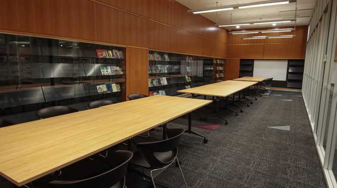 7 Must-Have Pieces of Furniture for Modern Libraries