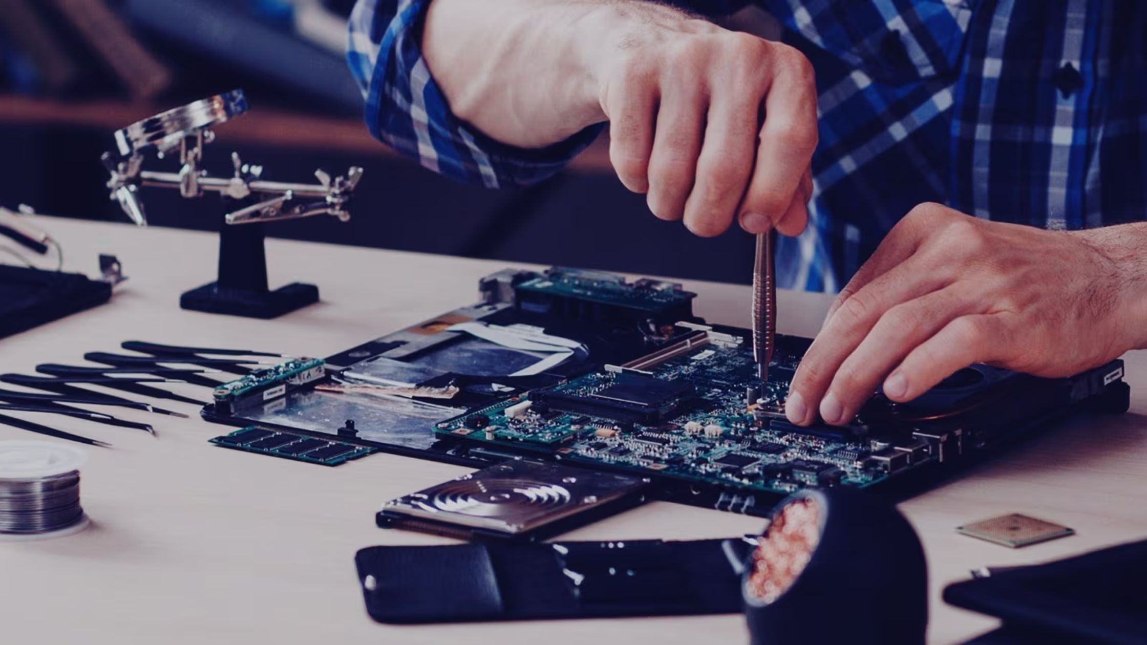 Local Tech Essentials: Combining Las Vegas Computer Stores with Mobile Repair Services