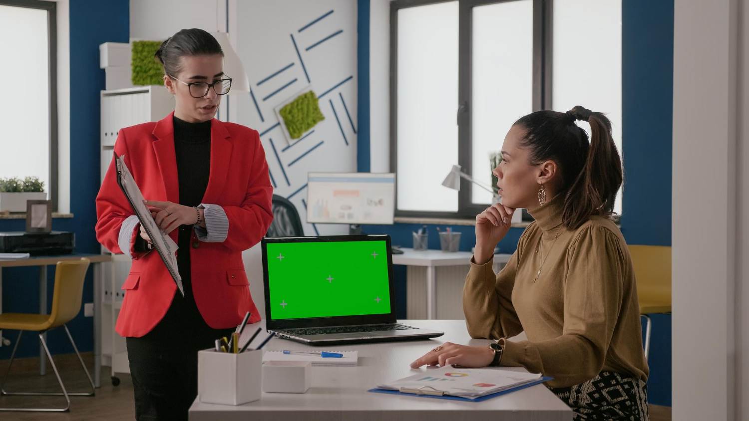 What is the Difference between a Marketing Manager and a Marketing Director? Key Roles Explained