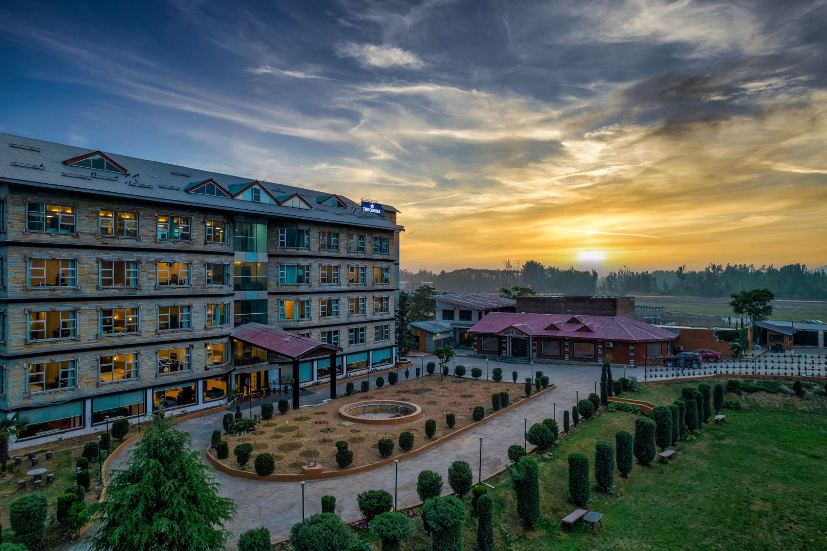 Srinagar's Hidden Gems: Discovering Exquisite Hotels and Resorts