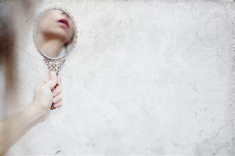 When Narcissism Strikes: Recognizing Red Flags and Protecting Your Well-being