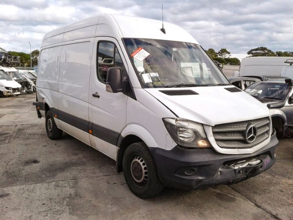 What Are The Top Reasons to Hire Professional Auto Wreckers?