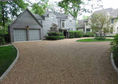 What are the major advantages of gravel driveways
