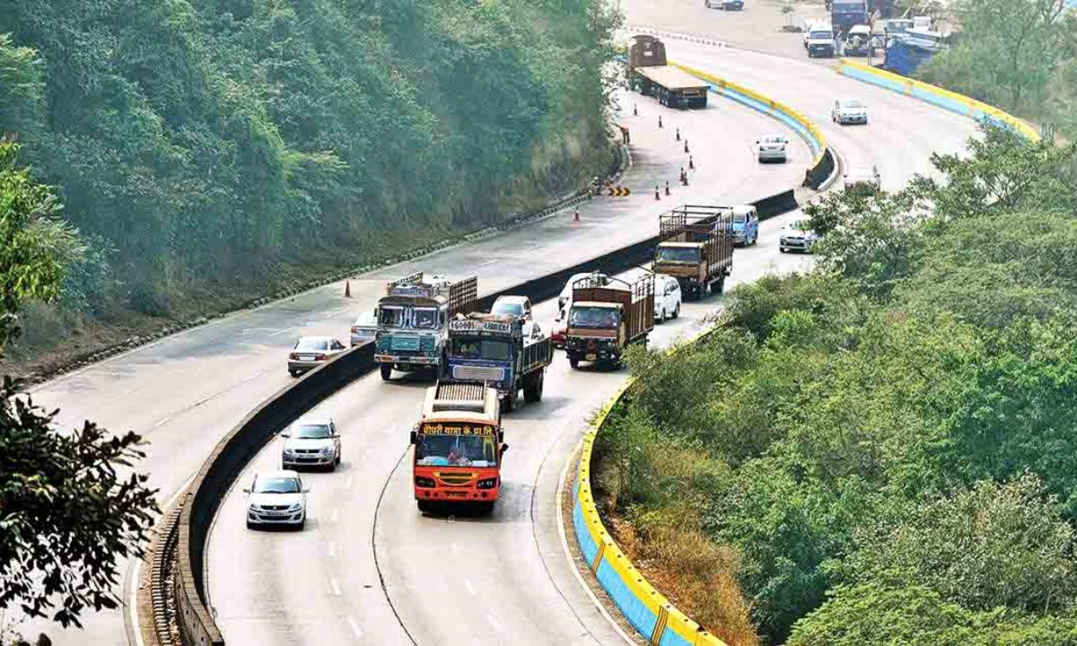 Smooth Sailing or Traffic Mayhem: Navigating the Pune to Mumbai Highway Journey with Precision Timing