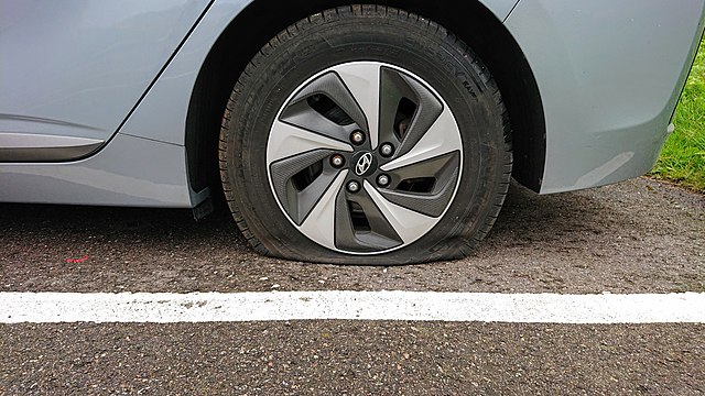 How Roadside Assistance Services Simplify and Secure Tire Change in Chicago, IL