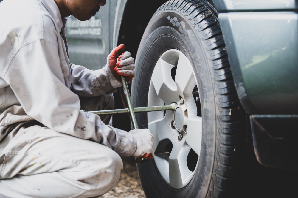 How to Change a Tire in Hinsdale, IL: A Step-by-Step Guide