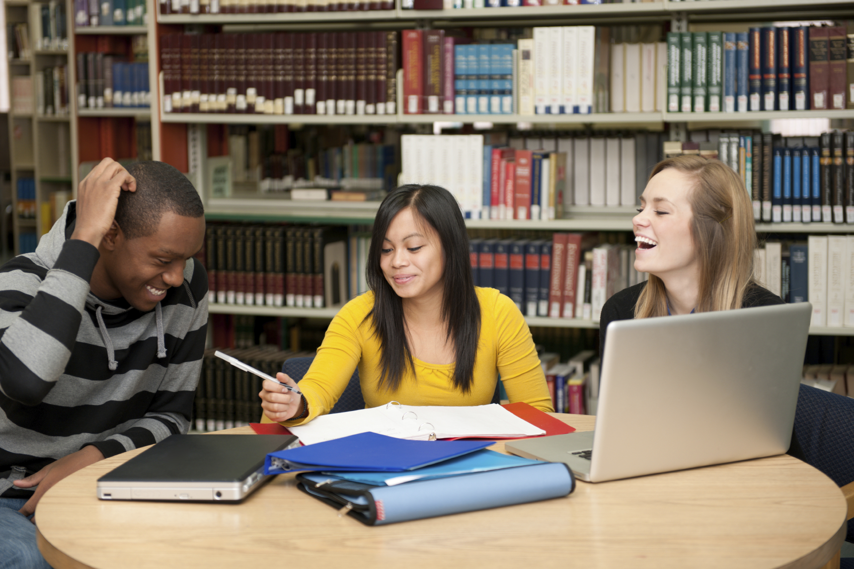 Finding the Right Assignment Helper in the UK: A Guide to Academic Success
