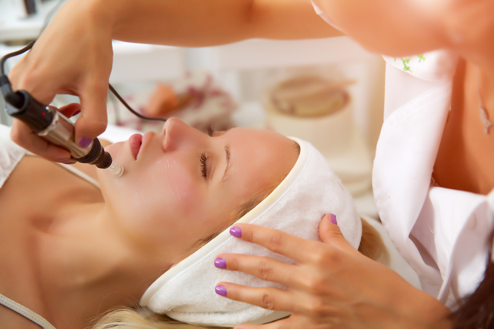 Difference between Microdermabrasion vs. Microneedling