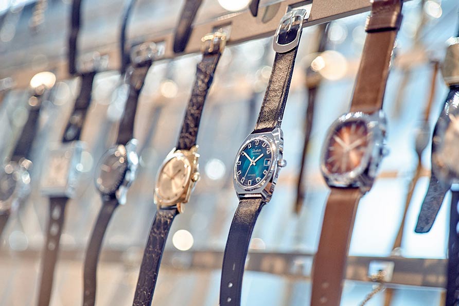Watch Display Odyssey: Investigating Time's Document