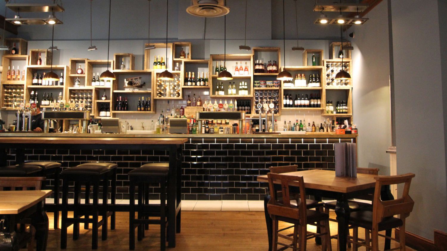 Why Choose Professionals for Bar and Restaurant Fit Out Project?