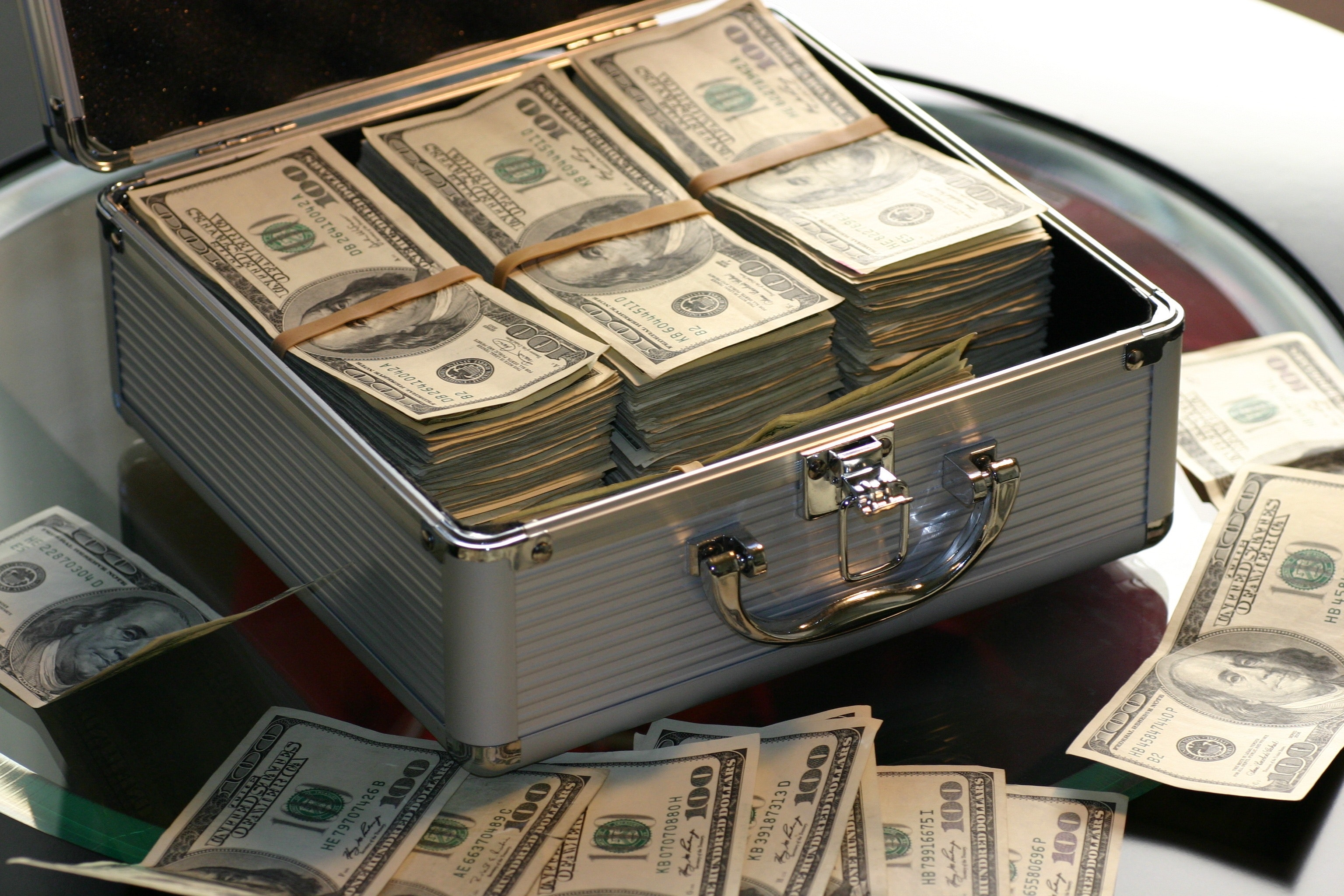 Exploring the Lucrative World of Affiliate Marketing: Tips and Tricks for Financial Success