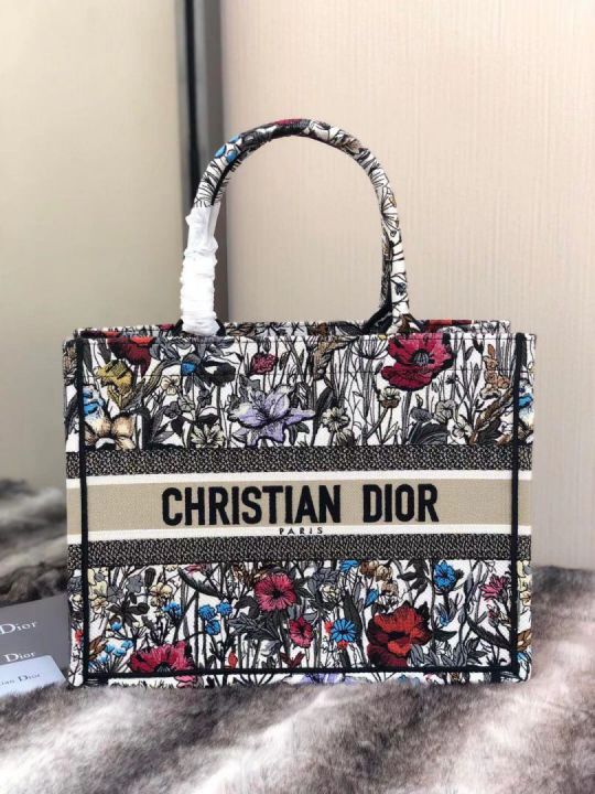 Top 5 Must-Have Dior Bags for Every Fashion Enthusiast